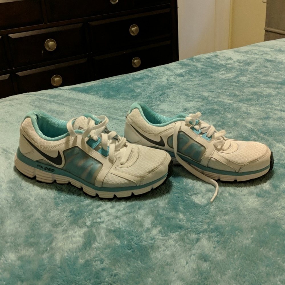 Women's nike 8.5 dual fusion tennis shoes